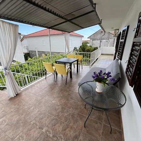 Apartmani Ana Juricev Vodice ヴォディツェ エクステリア 写真