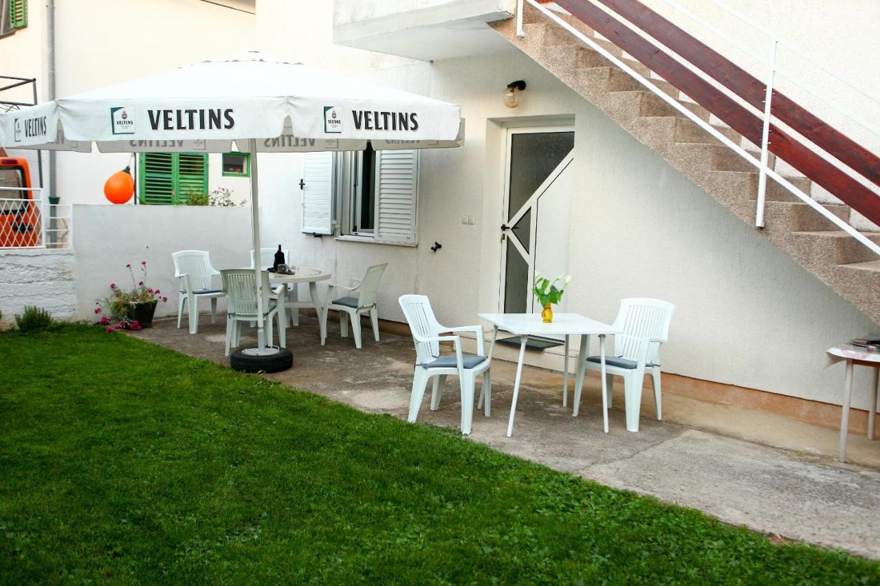 Apartmani Ana Juricev Vodice ヴォディツェ エクステリア 写真