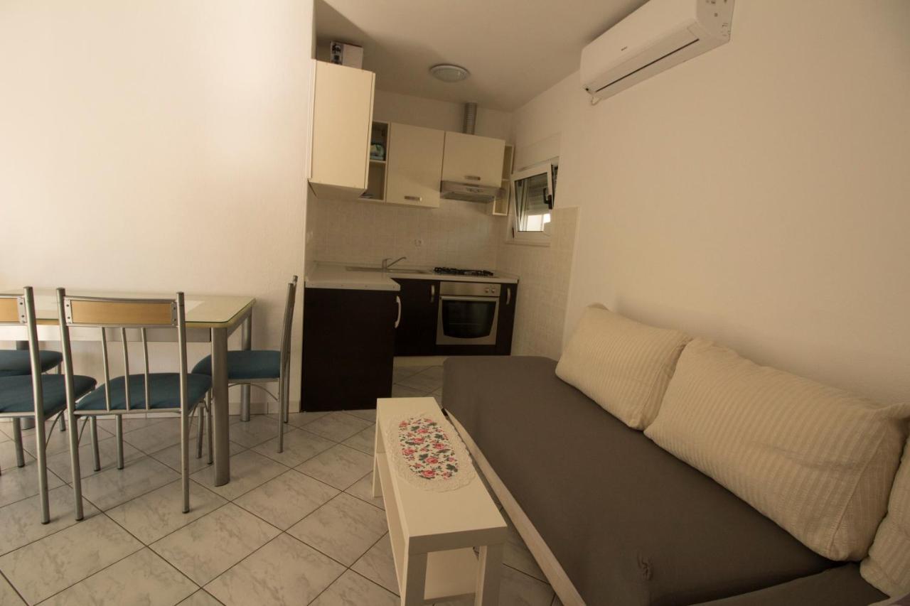 Apartmani Ana Juricev Vodice ヴォディツェ エクステリア 写真