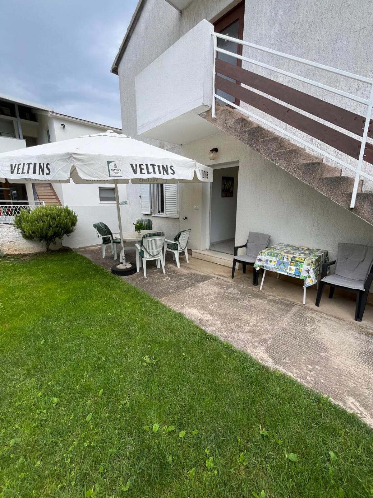 Apartmani Ana Juricev Vodice ヴォディツェ エクステリア 写真